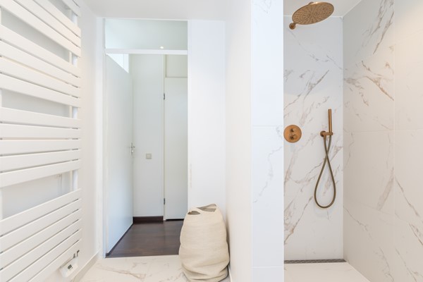 Foto - Verkocht onder voorbehoud: Instapklare ruime tussenwoning uit 1997 met 3 slaapkamers, moderne badkamer, tuin en garage in Heerlen